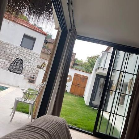 Oezel Havuzlu Kiralik Tas Villa Kusadası Esterno foto